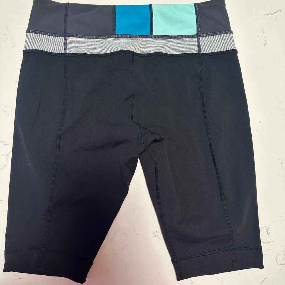 EUC Lululemon Groove bike shorts reversible size 6